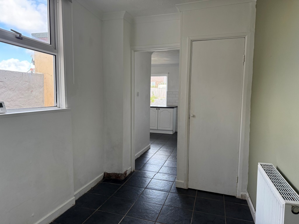 Lot: 91 - THREE STOREY TERRACED HOUSE WITH GARAGE, CLOSE TO TOWN CENTRE - Dining area